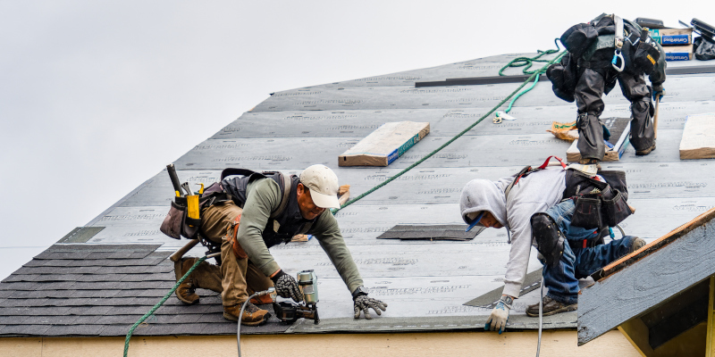 Roofer in Powell, Tennessee